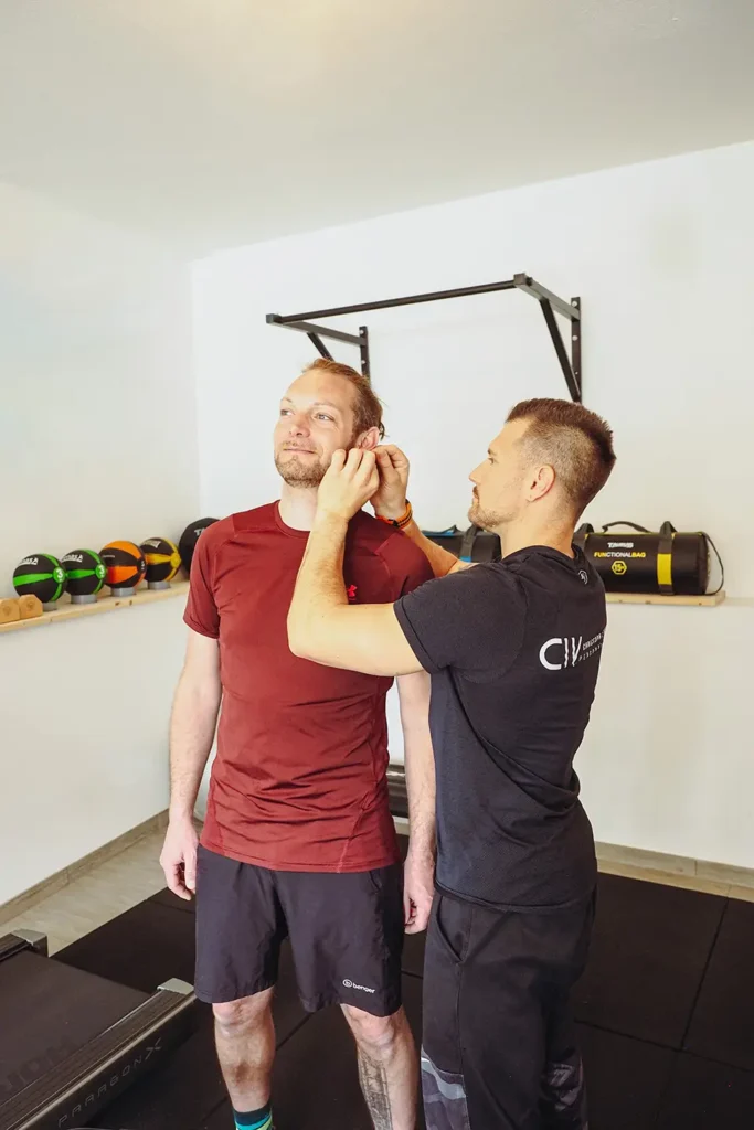 Christoph Wiesinger führt in seinem Studio Diagnostik durch