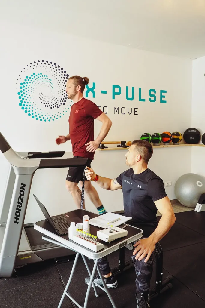 Christoph Wiesinger führt in seinem Studio Diagnostik durch