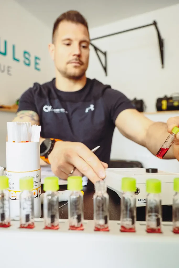 Christoph Wiesinger führt in seinem Studio Diagnostik durch