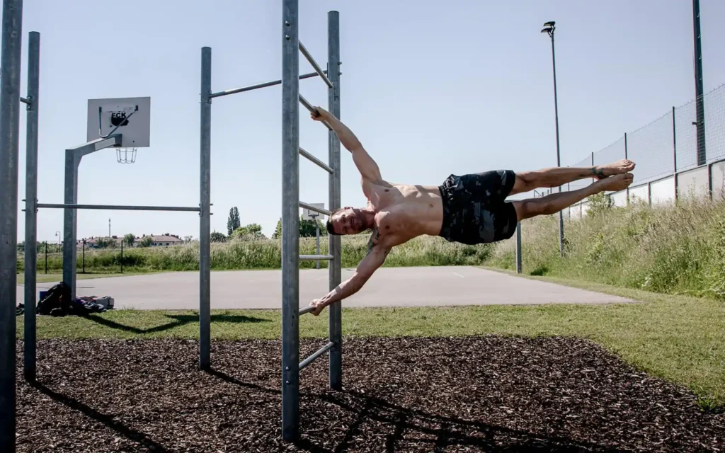 Hintergrund. Christoph Wiesinger treibt Sport auf dem Sportplatz